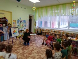 Библиотекарь отдела по работе с детьми проводит мероприятие в детском саду