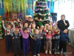 дети возле ёлки на мероприятии посвященному про новый год