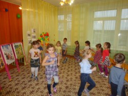 На фотографии 2 изображены дети танцующие по кругу в зале