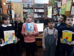 На фотографии дети с книгами о правах ребенка