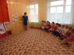 На фотографии 3 изображены дети слушающие о Петре Ильиче Чайковском