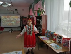 Фото с мероприятия с Ниной Васильной в национальном чувашском костюме